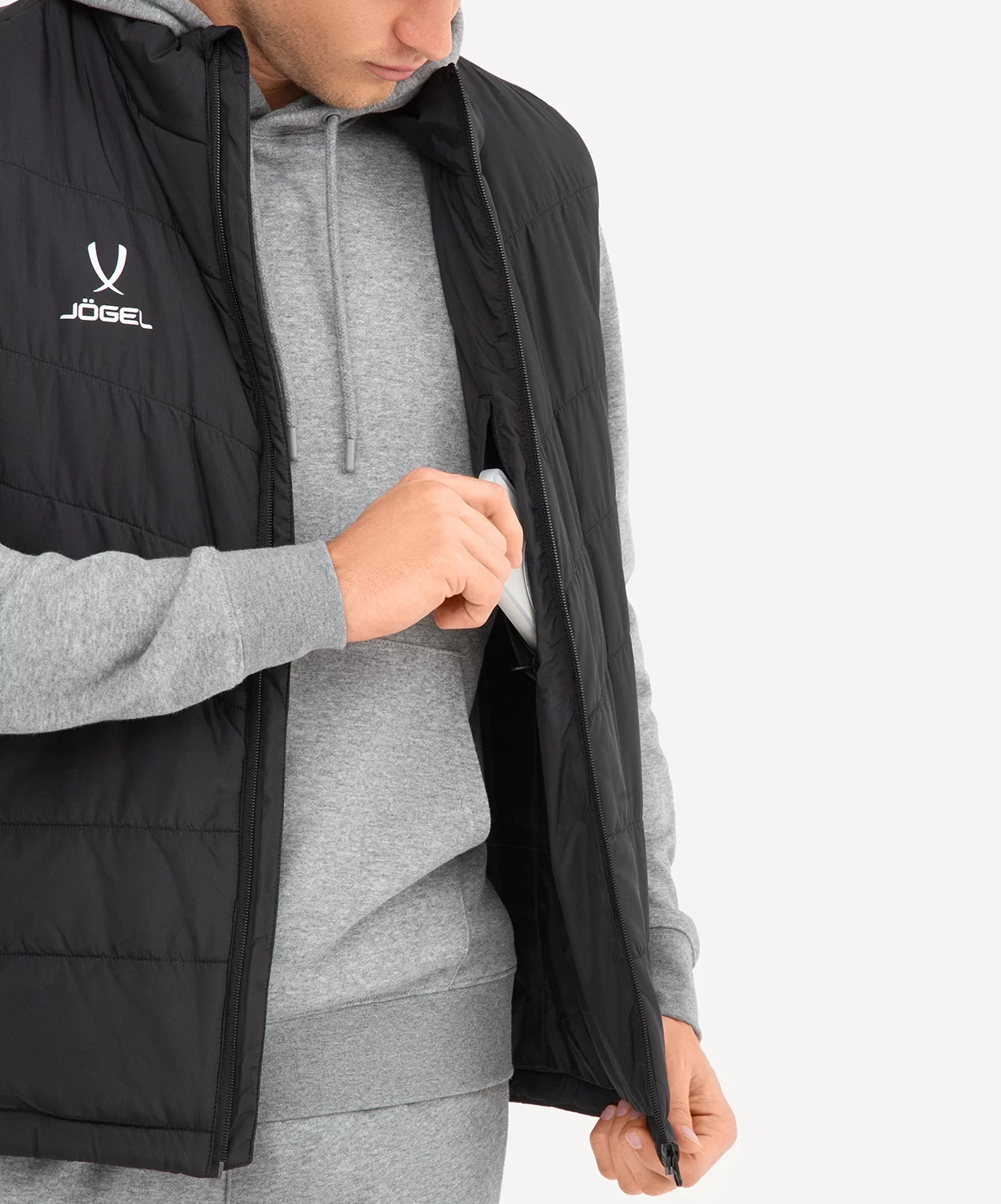 Реальное фото Жилет утепленный ESSENTIAL Padded Vest 2.0, черный от магазина СпортСЕ