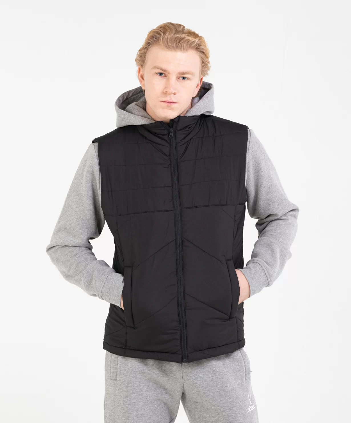 Реальное фото Жилет утепленный ESSENTIAL Padded Vest, черный - S - M от магазина СпортСЕ
