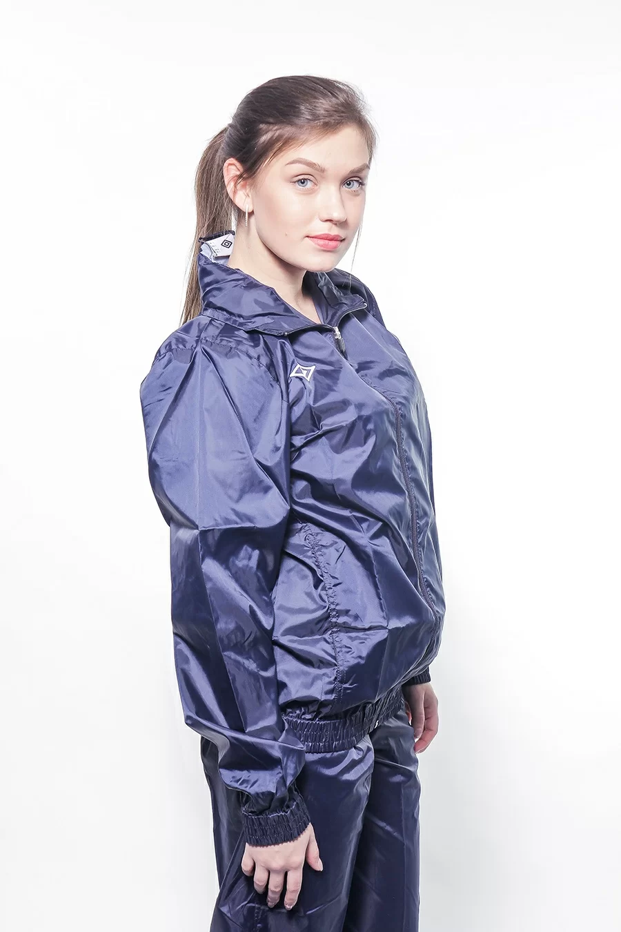 Реальное фото Куртка ветрозащитная Umbro Uniform Training Shower Jacket т.син/бел/бел 413013/911 от магазина СпортСЕ
