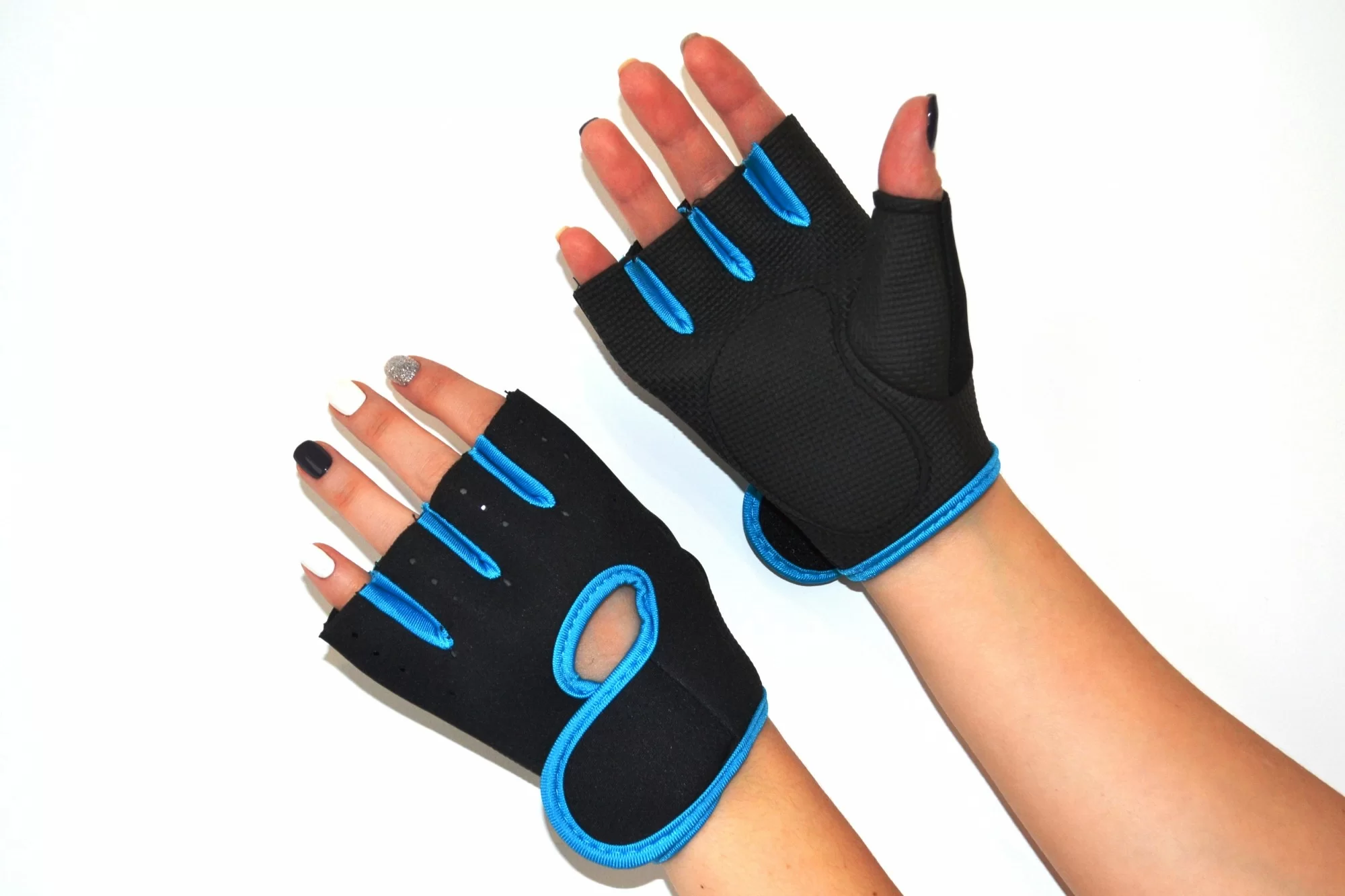 Реальное фото Перчатки MadGame неопреновые синий от магазина СпортСЕ
