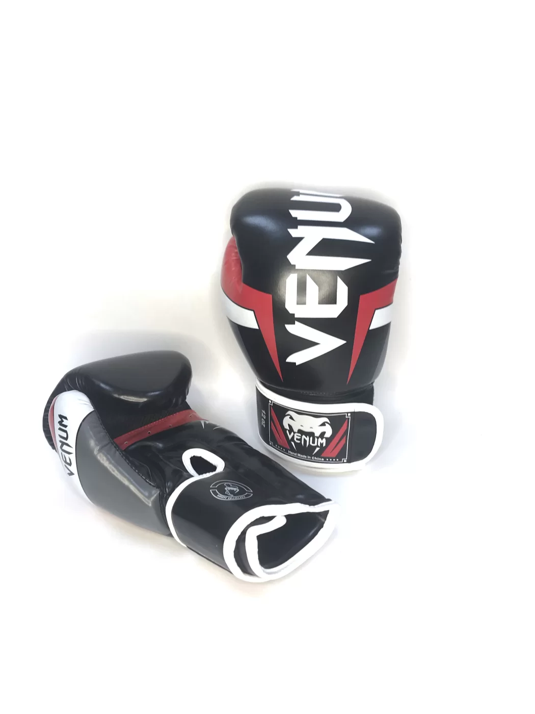 Реальное фото Перчатки боксерские Venum черно-красный кож/зам от магазина СпортСЕ
