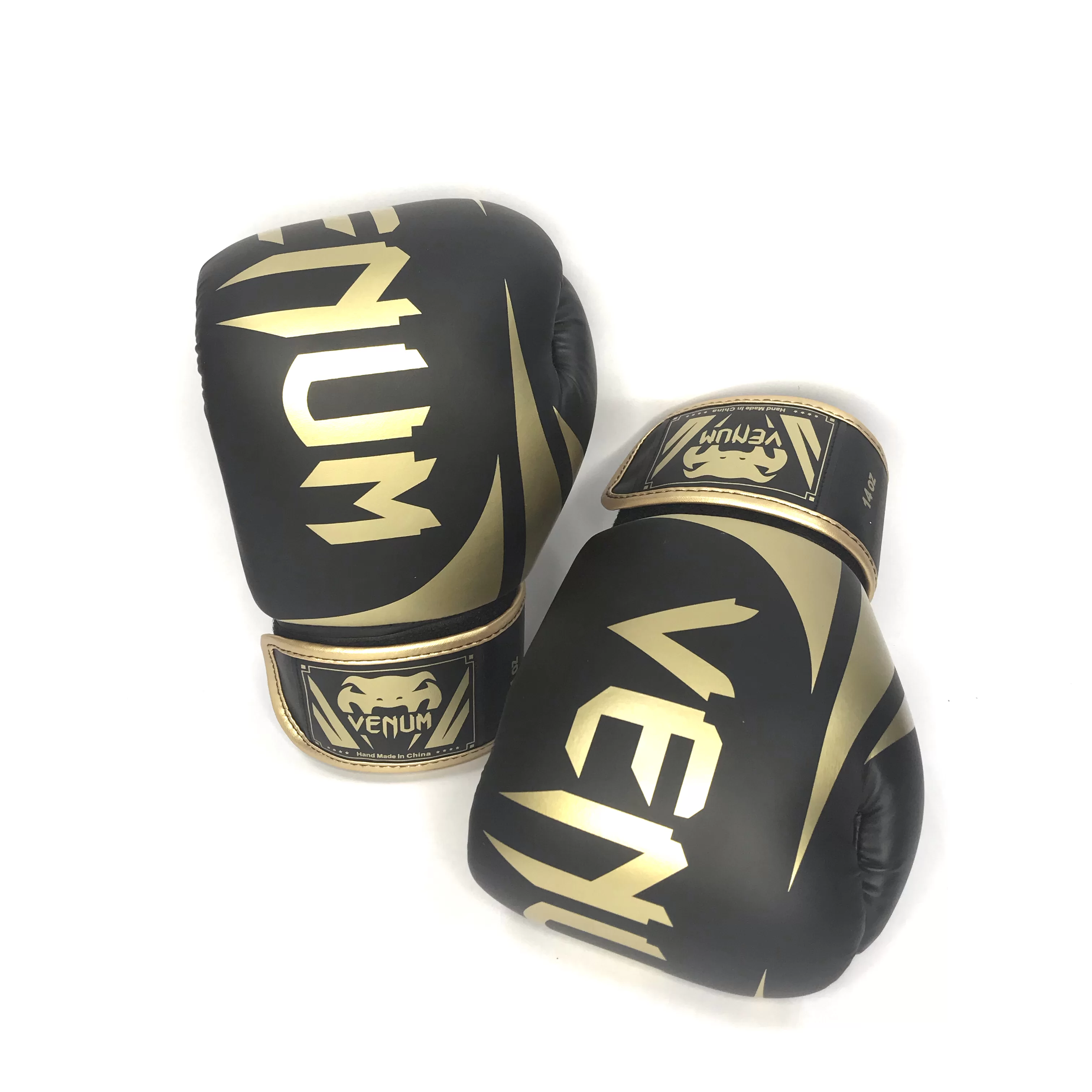 Реальное фото Перчатки боксерские Venum черно-золотой  кож/зам от магазина СпортСЕ