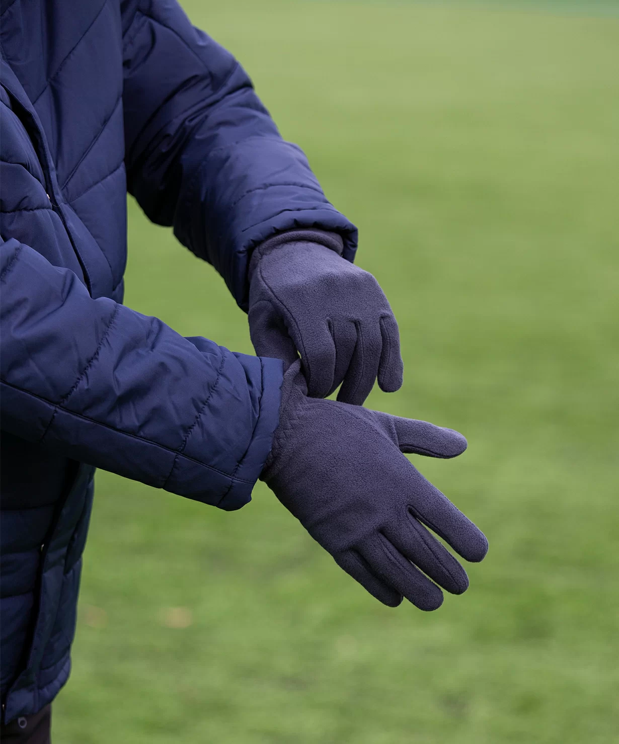 Реальное фото Перчатки зимние ESSENTIAL Fleece Gloves, темно-синий от магазина СпортСЕ